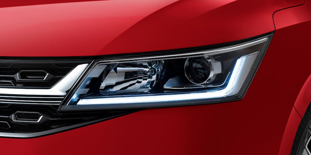  Luces delanteras Chevrolet Aveo HB 2025, compacto con faros de halógeno con proyector y LED diurnas direccional integrada