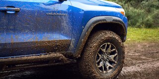 Vista lateral - Chevrolet Colorado ZR2 2025 4x4, chasis más alto y más ancho calibrado especialmente para Off-road