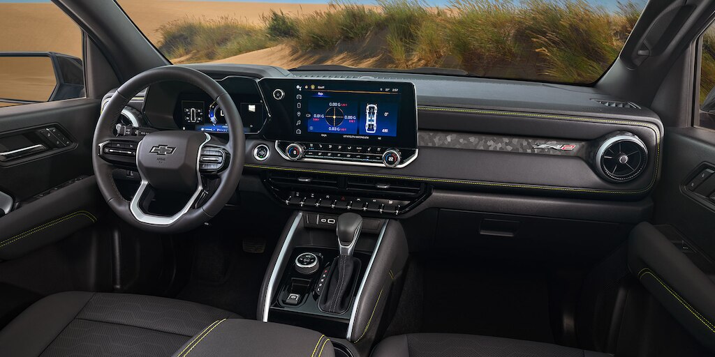 Vista interior - Chevrolet Colorado ZR2 2025,  camioneta con 5 modos de manejo configurables e info todoterreno